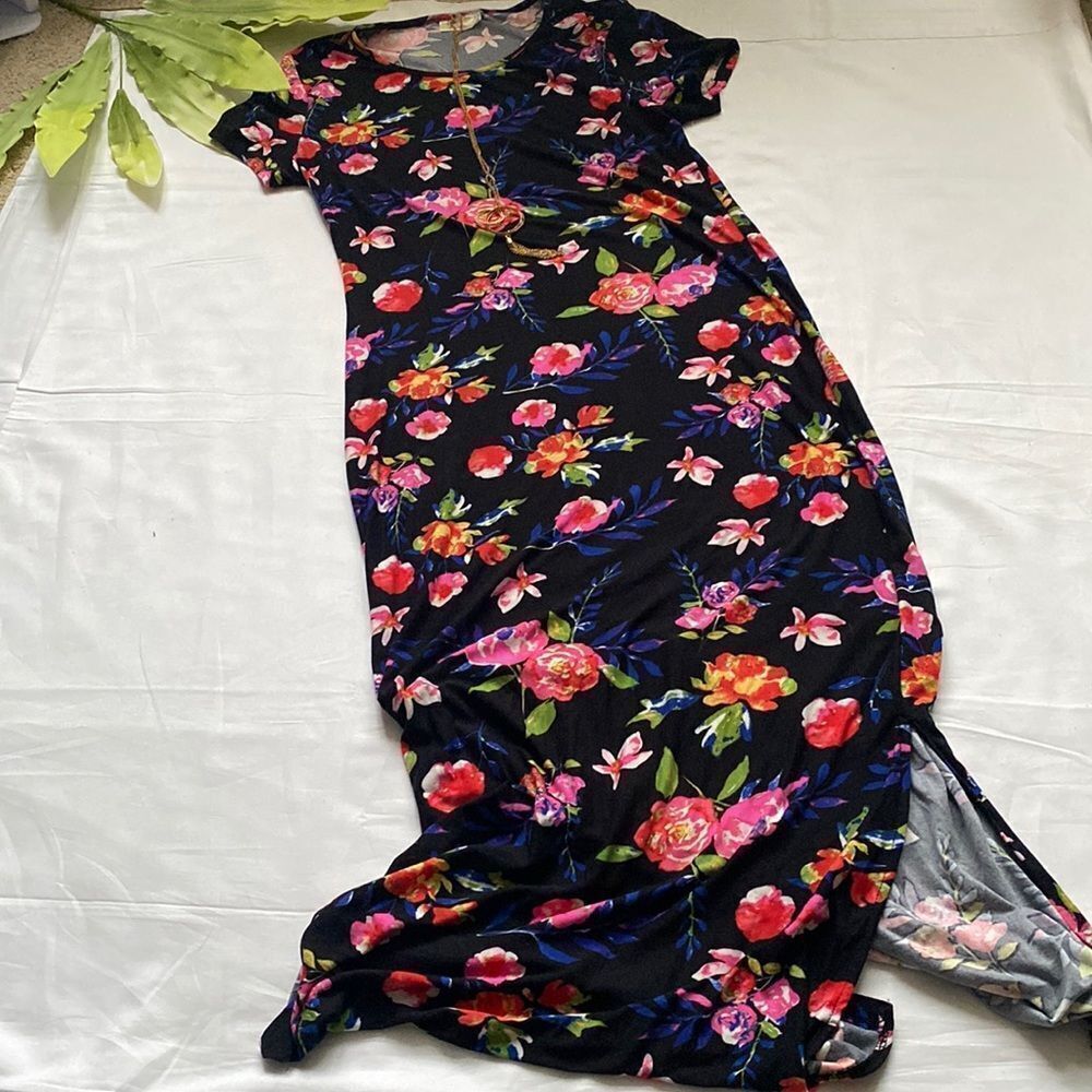 ⭐️NWOT Bobbie Brooks Floral Print Maxi Dress With Necklace⭐️